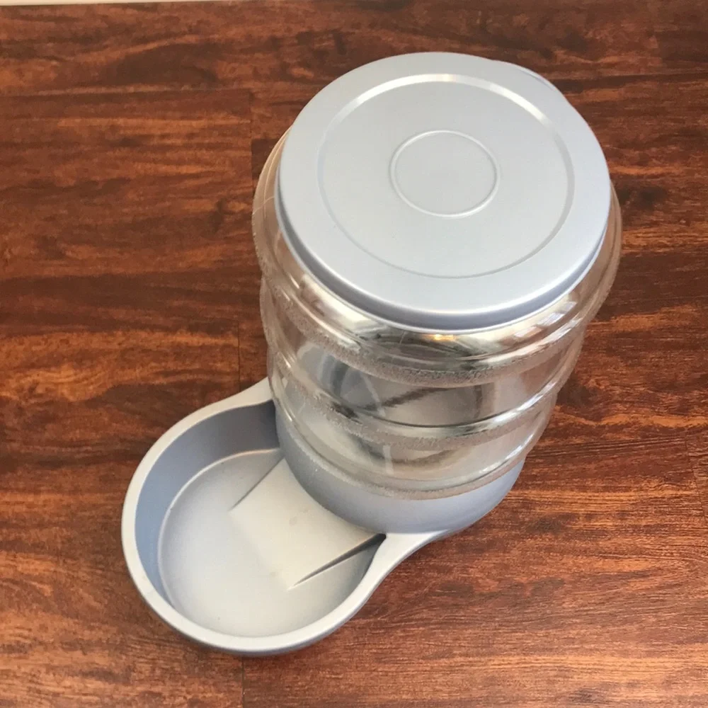 Dog/cat food dispenser